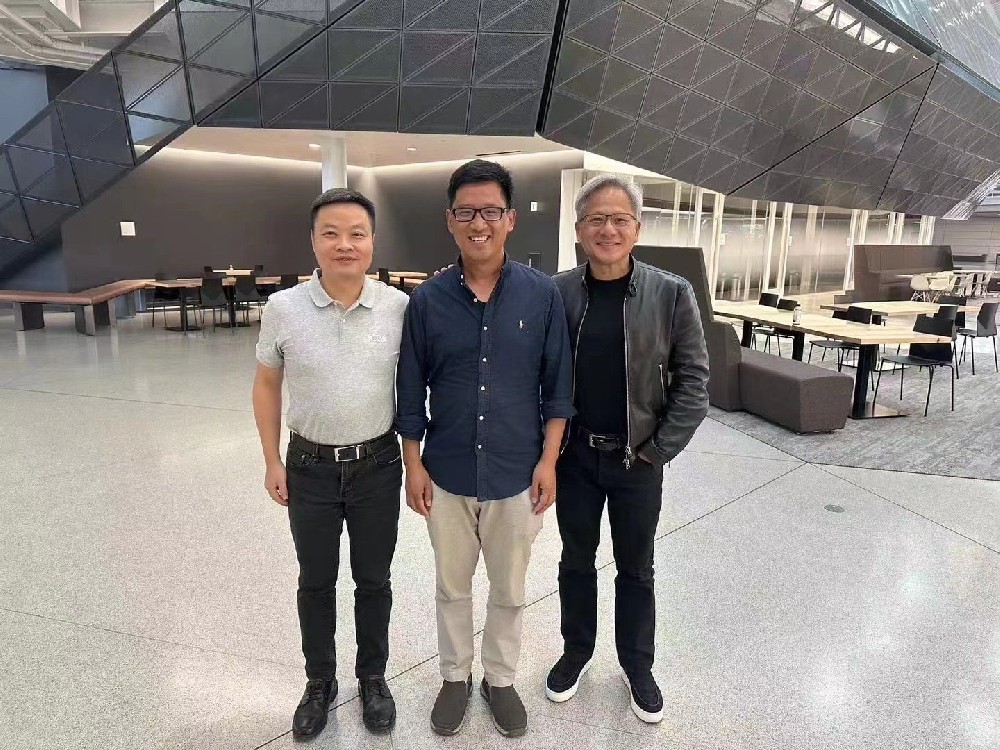 何小鹏亲自送吴新宙去英伟达“报到”，小鹏汽车与英伟达将展开更深入合作