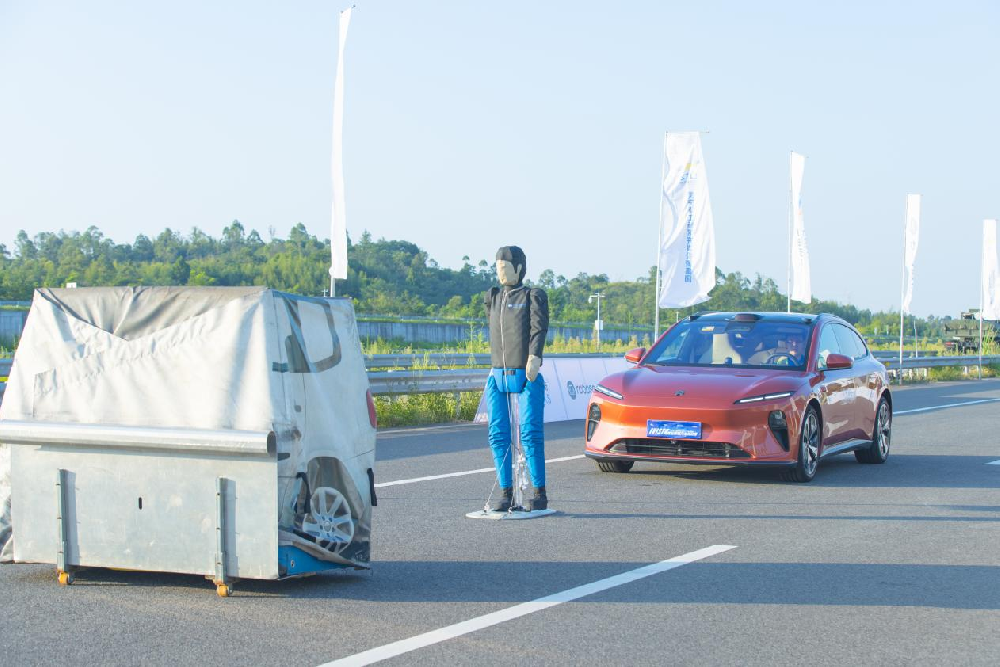 极限场景展现极“智”身手,蔚来ET5T、吉利银河L7问鼎领智先行挑战赛